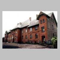 111-1278 13.09.1994 in Wehlau - Ehemaliges Eisenbahner-Wohnhaus am Bahnhof.JPG